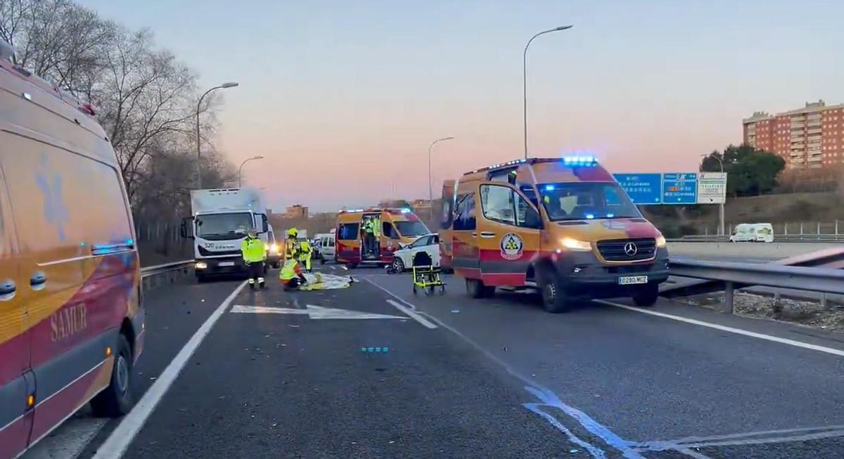 Un herido grave y tres más atendidos tras una colisión por alcance en la M-40 a la altura de Vallecas.
