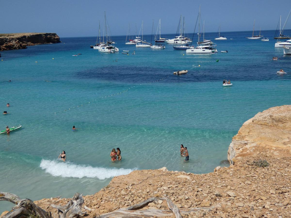 Imagen del pasado verano de Cala Saona, una de las playas donde se instala el balizado