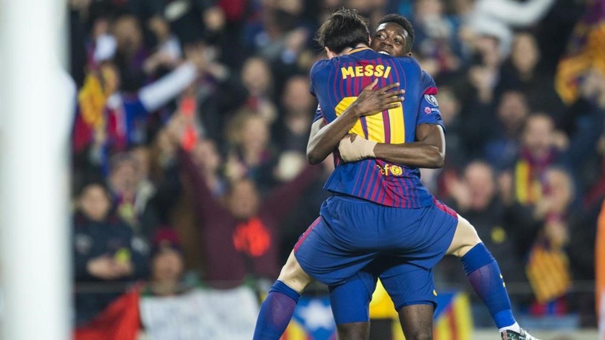 Messi abraza a Dembélé tras el gol del joven francés al Chelsea.