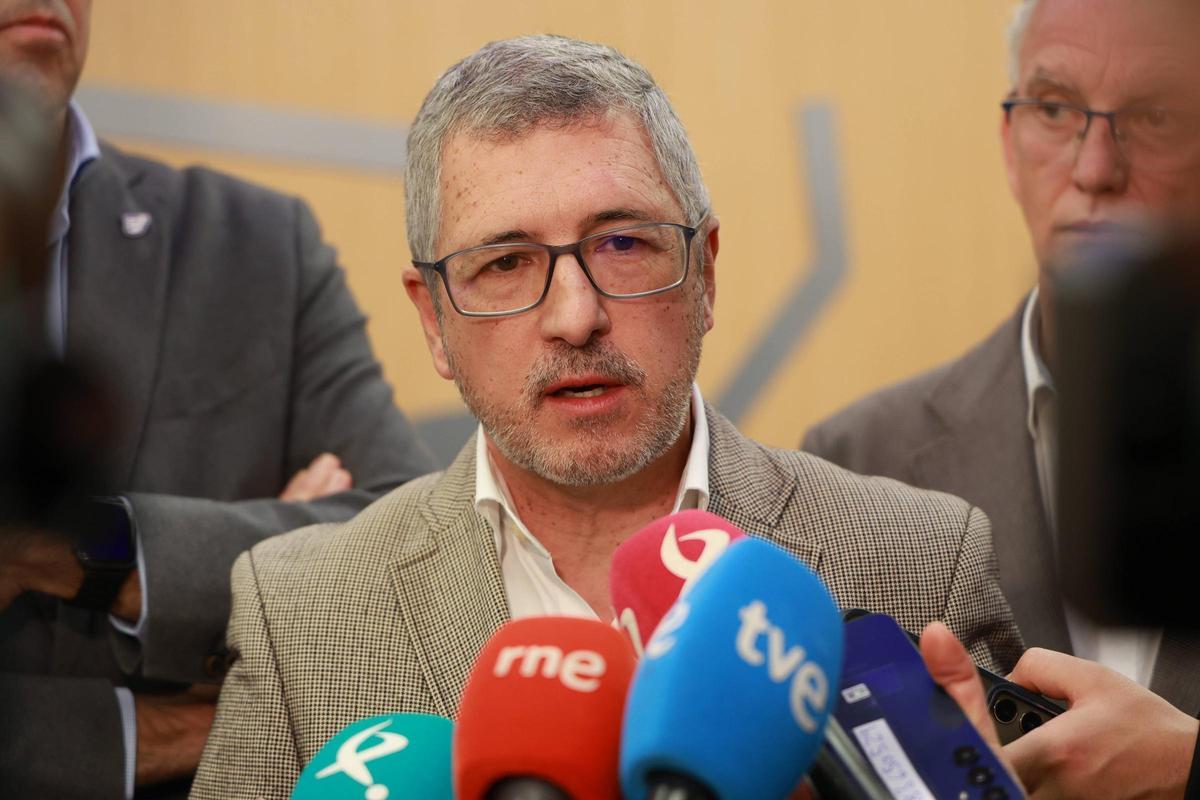 Hugo Morán atiende a los medios en Cáceres este miércoles.