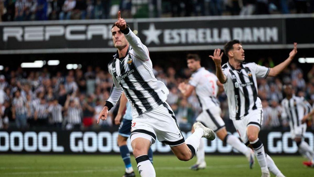 Álvaro celebra el único tanto marcado el curso pasado, de cabeza y ante el Córdoba, con el Castellón.