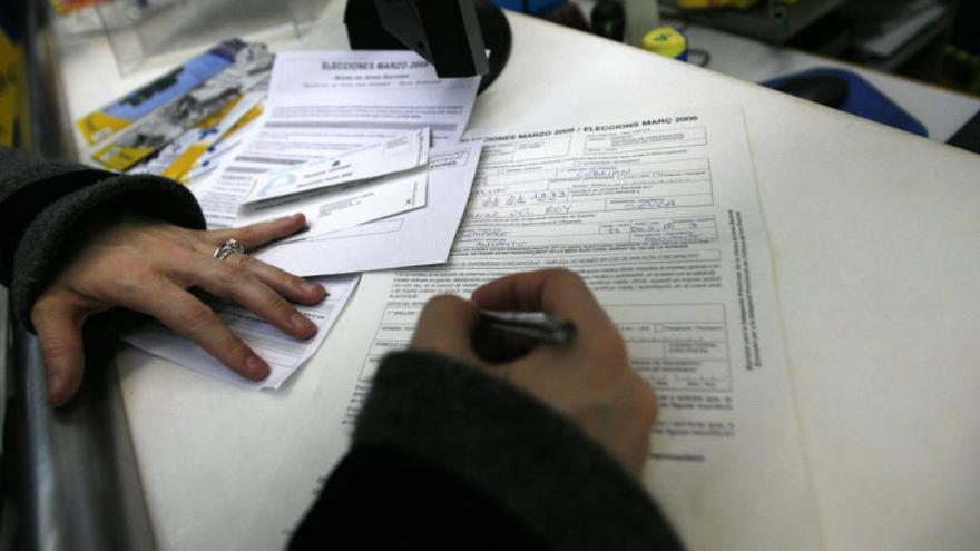 Una persona prepara su voto por correo.