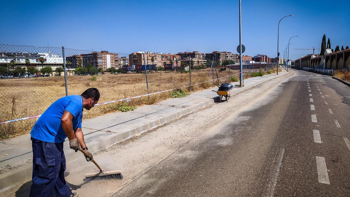 Trabajos de reparación de aceras en el camino del cementerio de San Juan.