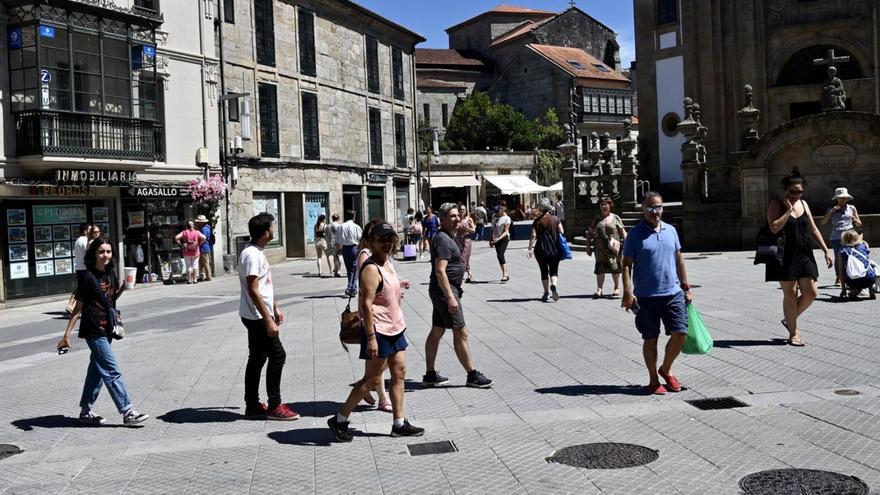 Gente paseando por el centro de la ciudad. |   // RAFA VÁZQUEZ