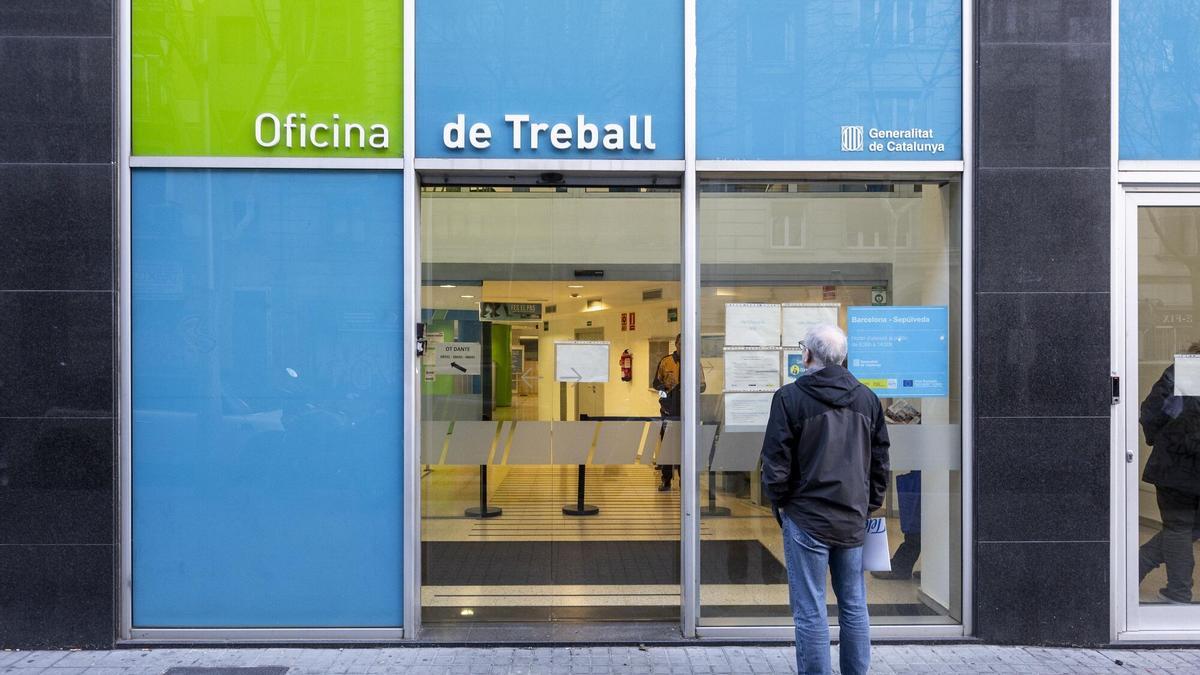 Una persona entra en la oficina del Sepe de la calle Sepúlveda de Barcelona.