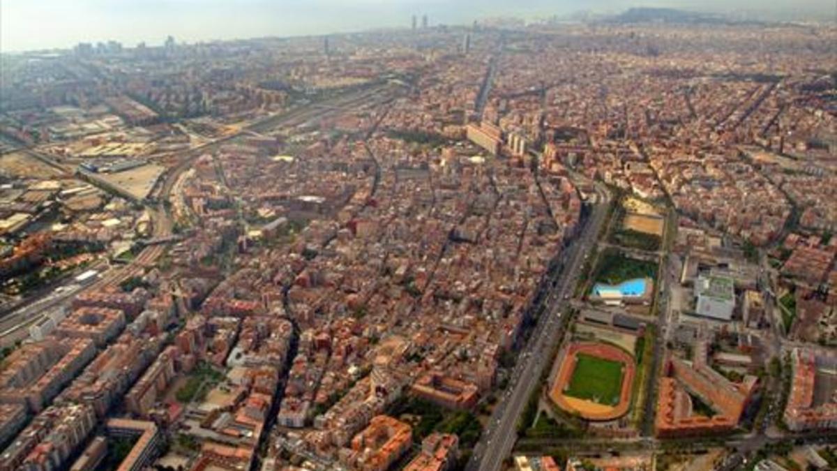 Vista aérea de Barcelona, con Sant Andreu, la Meridiana, Can Dragó y el Eixample, al fondo.