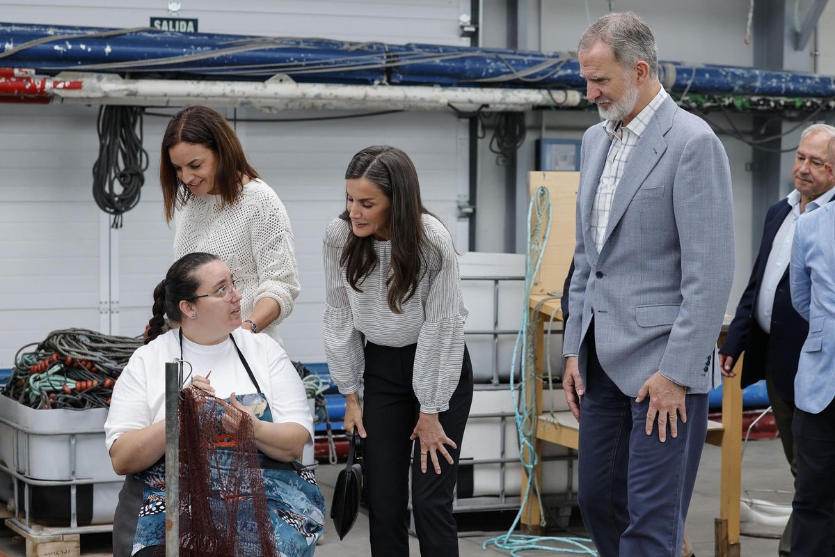 Felipe VI y Letizia con una redera en Burela.