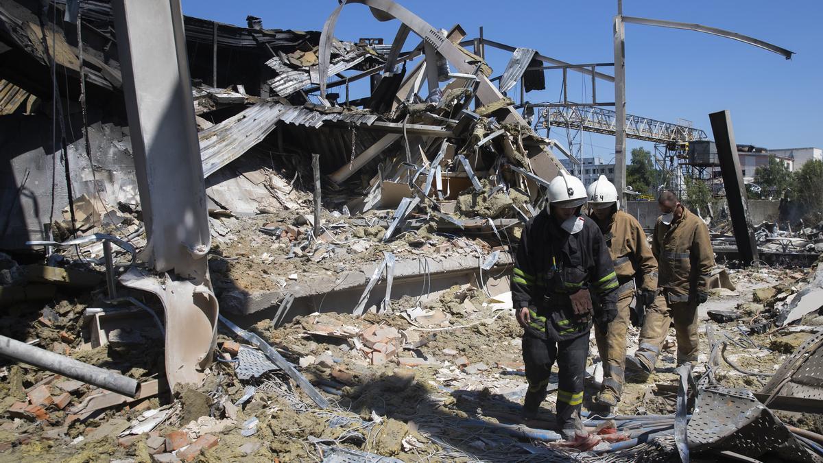 Los bomberos buscan más víctimas entre las ruinas de centro comercial atacado
