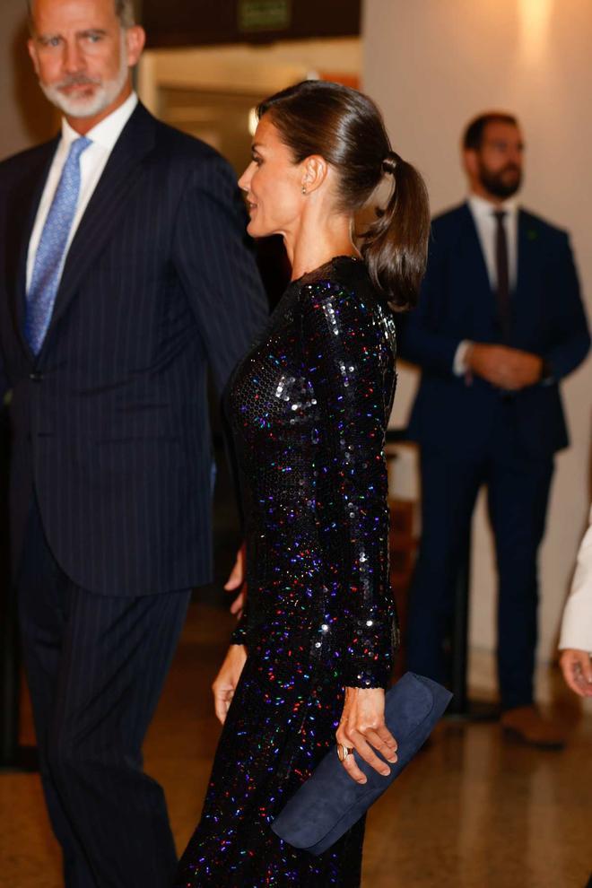 La reina Letizia con un vestido de lentejuelas y peinado coleta