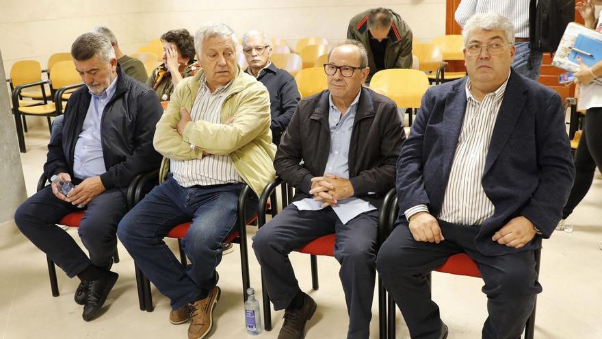 Por la izquierda, Condide, Sordo, Carril y Otero Romar. En segunda fila, por la dcha, Manuel Paz y los responsables de las empresas / |  ANTONIO HERNÁNDEZ