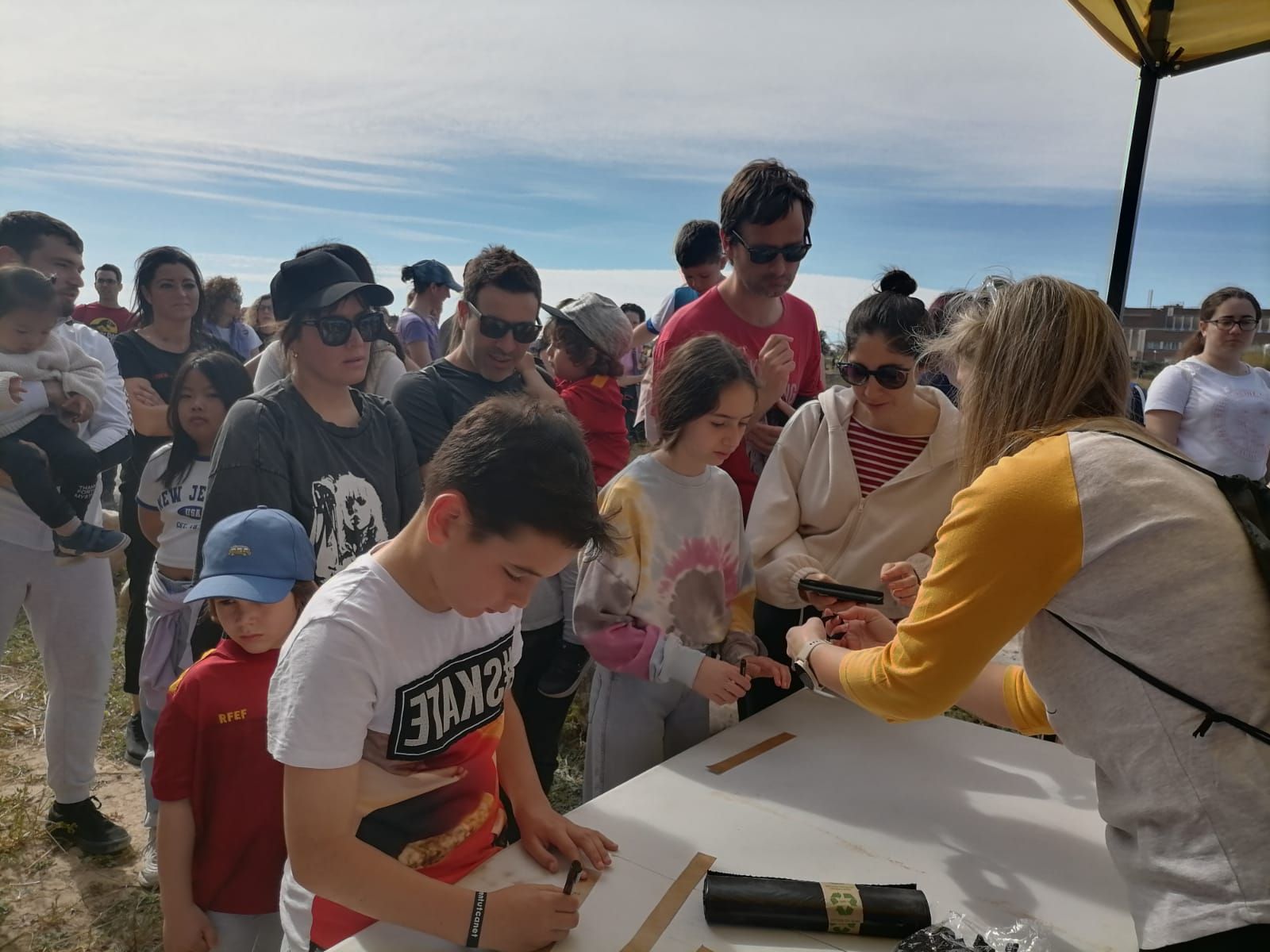 Niños y niñas de Canet d'En Berenguer plantan árboles en el rio Palancia