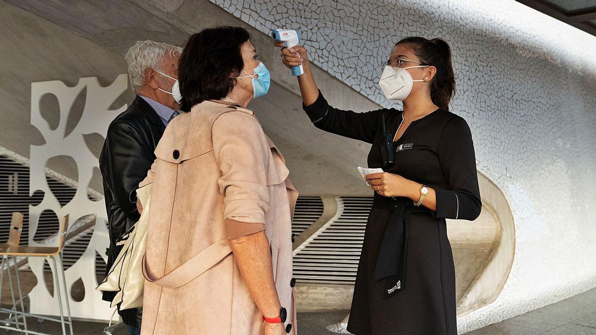 Toma de temperatura a la entrada del concierto de la Sinfónica del pasado 24 de octubre, el ‘Requiem’ de Donizetti. | | EL DÍA