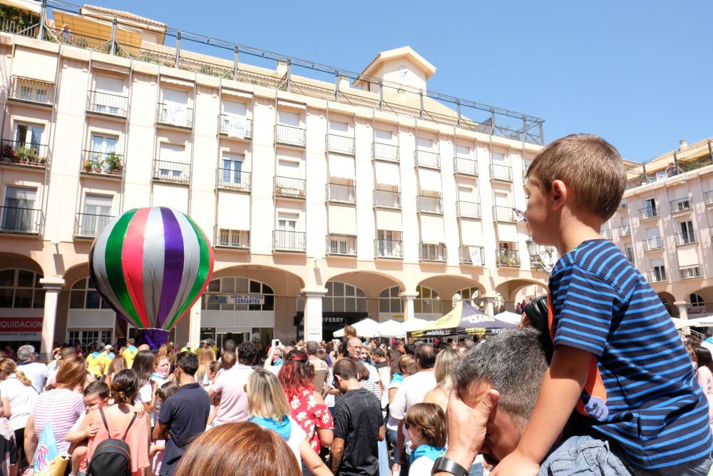 Traca y suelta de globos en las fiestas de Elda