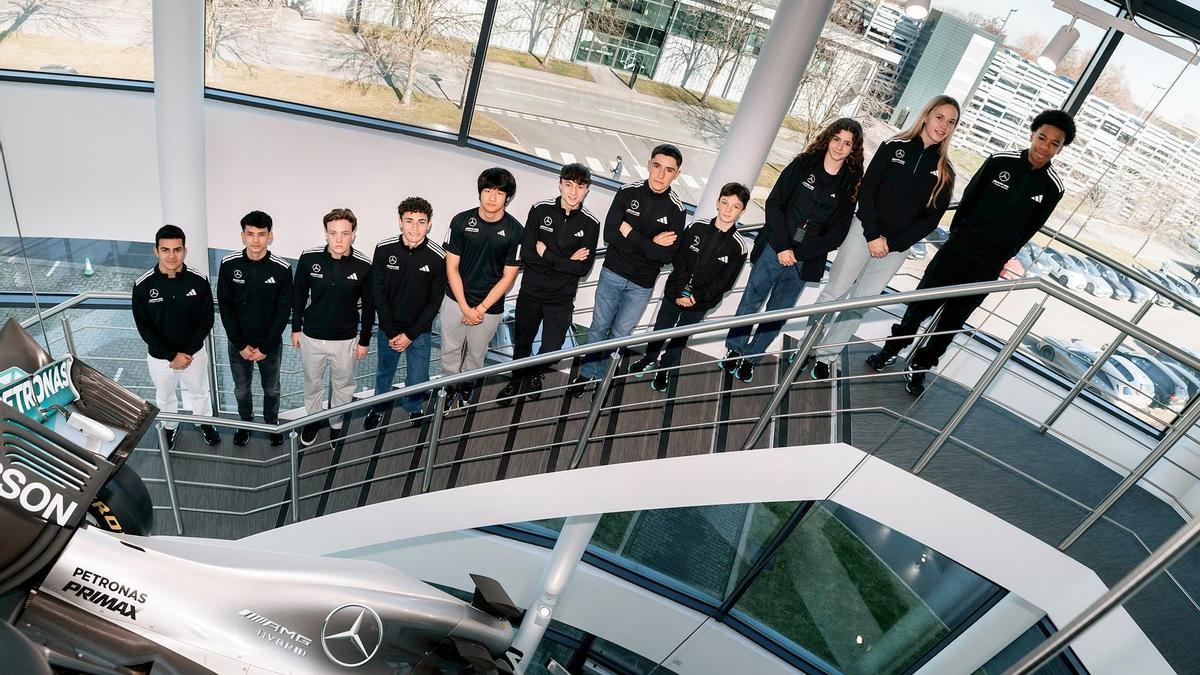 Los doce pilotos júniors de Mercedes en 2025, con la española Luna Fluxá, segunda por arriba