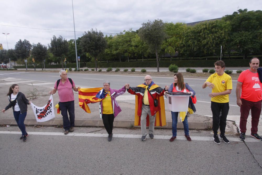 Milers de persones en la cadena humana de Sant Julià de Ramis a Aiguaviva per commemorar l'1-O