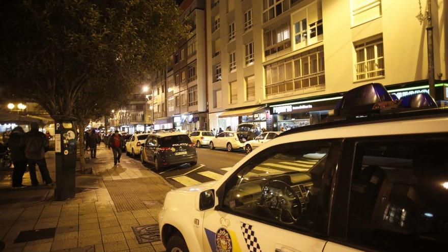 El coche de la Policía Local, frente al portal del domicilio de la fallecida.