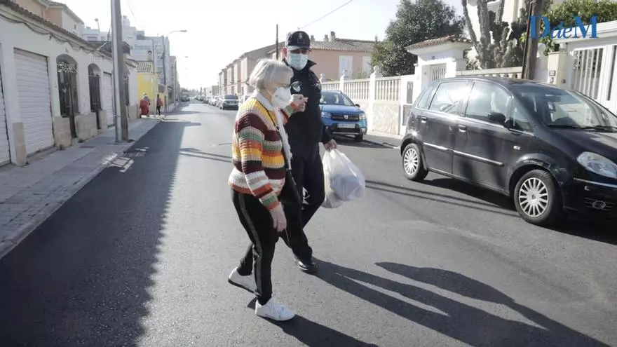 Los vecinos de El Vivero recuperar a Gaspar Moll, su añorado policía de barrio