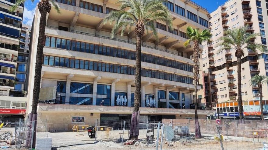 La Autoridad Portuaria tala 52 árboles en riesgo de caer en el Paseo Marítimo de Palma