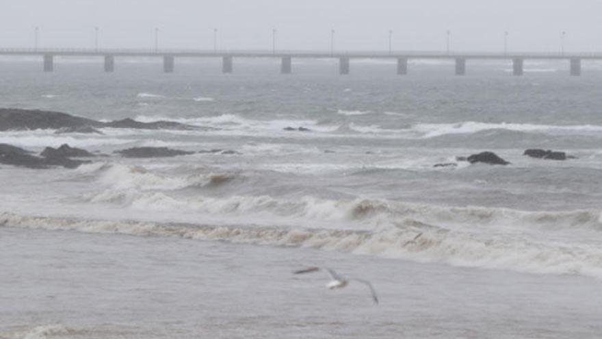 Fuerte oleaje hoy en Vigo // R.Grobas