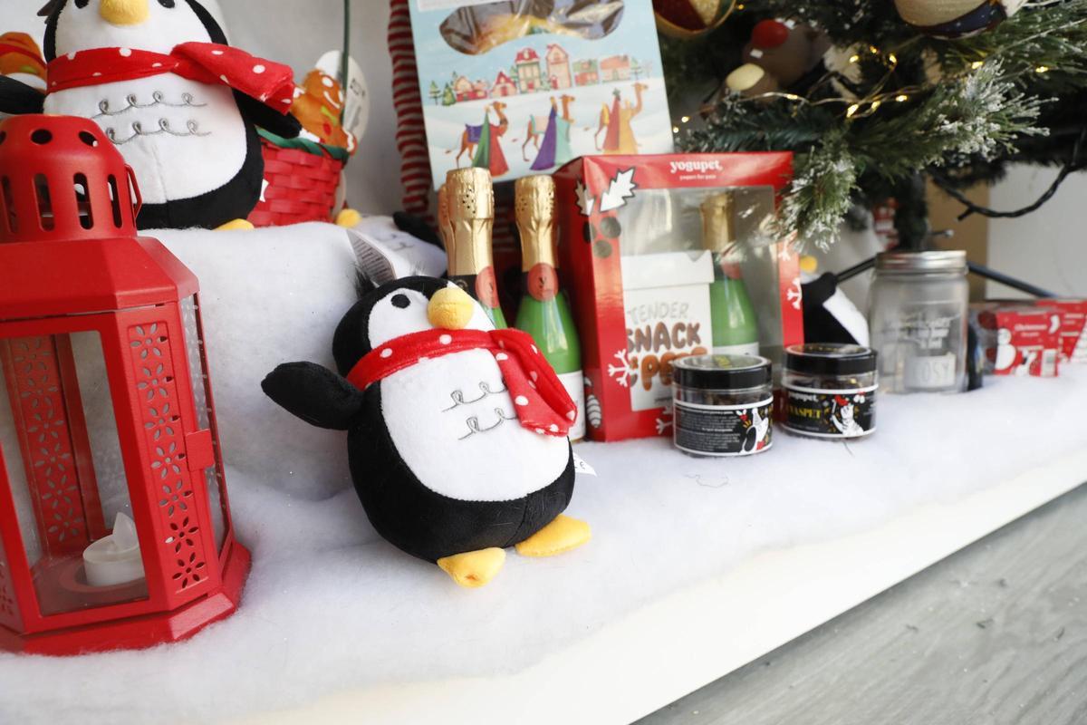 Los comercios de La Calzada animan la Navidad con sus escaparates de concurso (en imágenes)