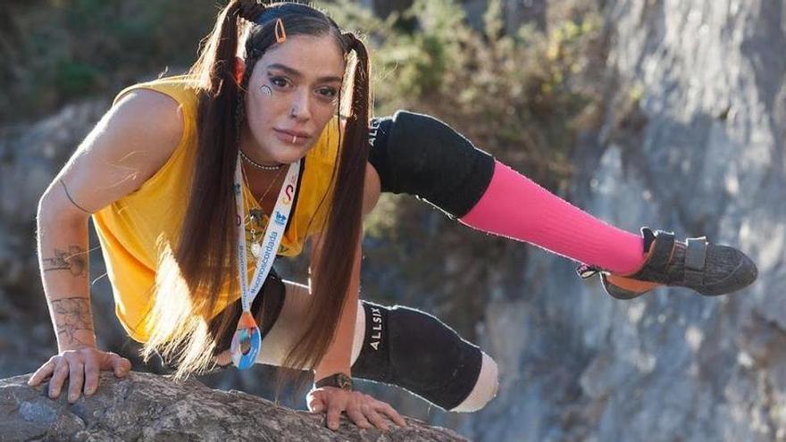 La escalada lleva a lo más alto a Lucía Martínez, una deportista con media pierna amputada