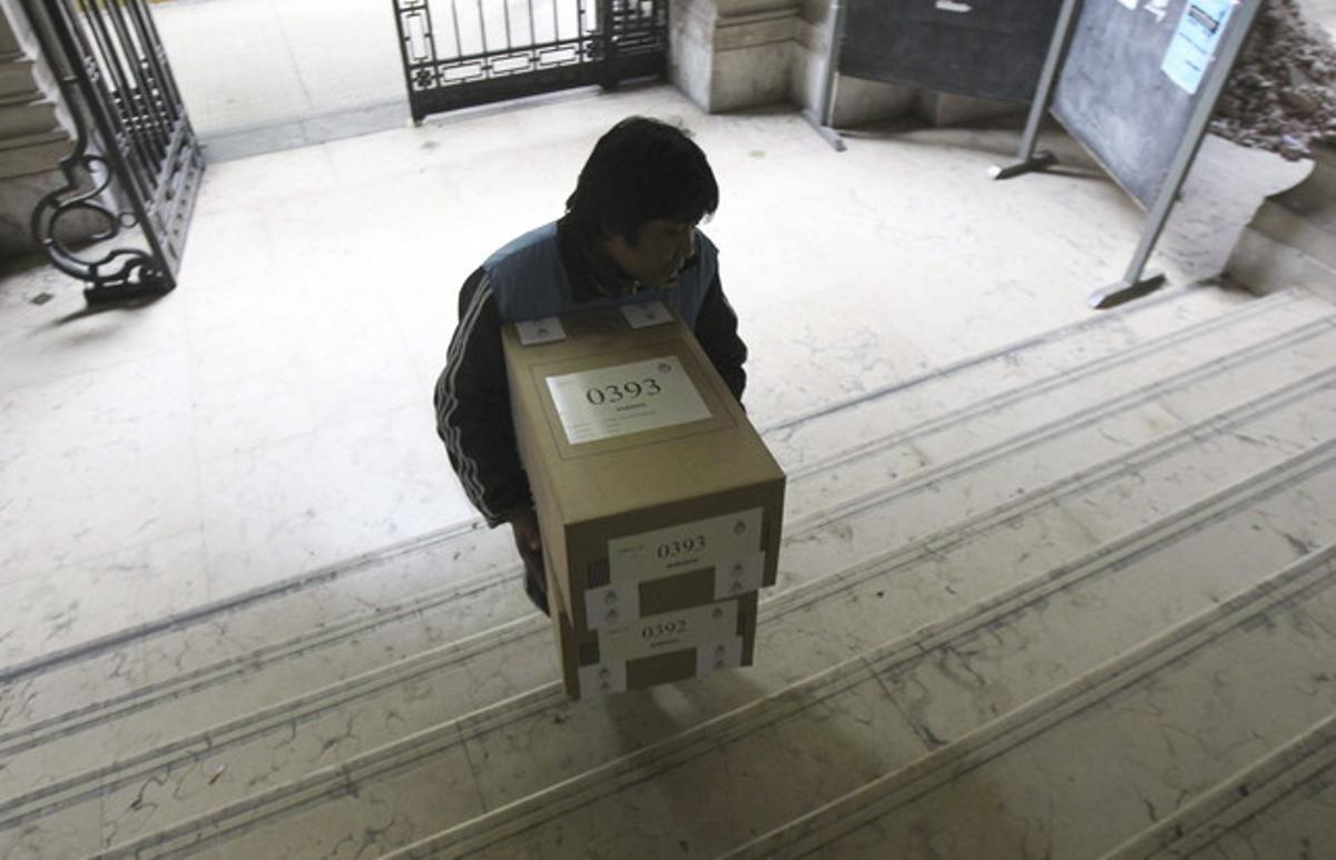 Un treballador trasllada material electoral per a la jornada d’aquest diumenge, a Buenos Aires. Un treballador trasllada material electoral per a la jornada d’aquest diumenge, a Buenos Aires.