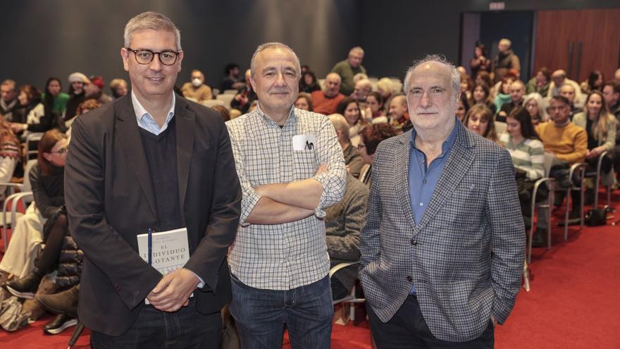 Roger Domingo, José Errasti y Marino Pérez, ayer, en un repleto Club Prensa Asturiana. | Irma Collín