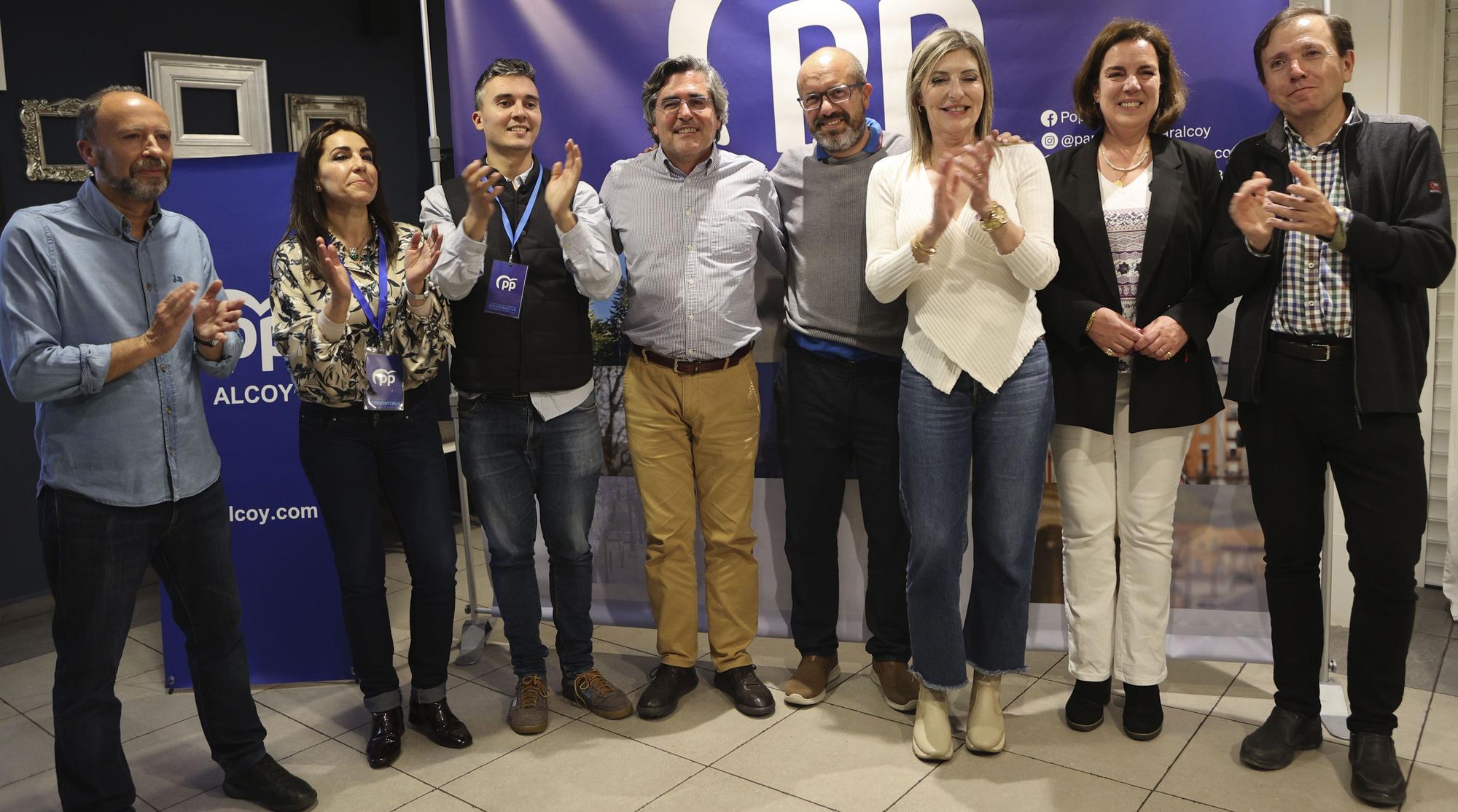 Los ocho ediles con representación del PP, ayer tras conocer los resultados