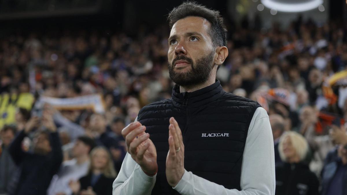 El tècnic del València, Carlos Corberán, en la banqueta de Mestalla durant el partit contra el Sevilla divendres passat