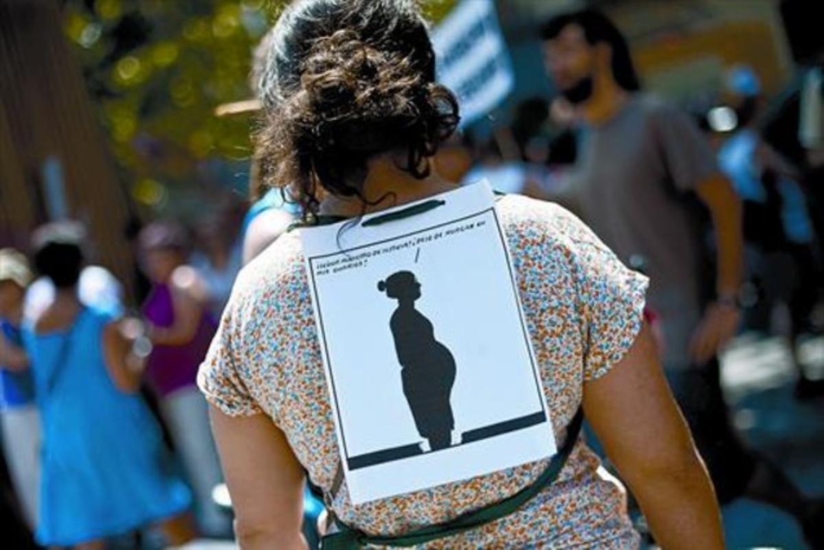 Una manifestant contra la retallada del dret a l’avortament, diumenge a Madrid.