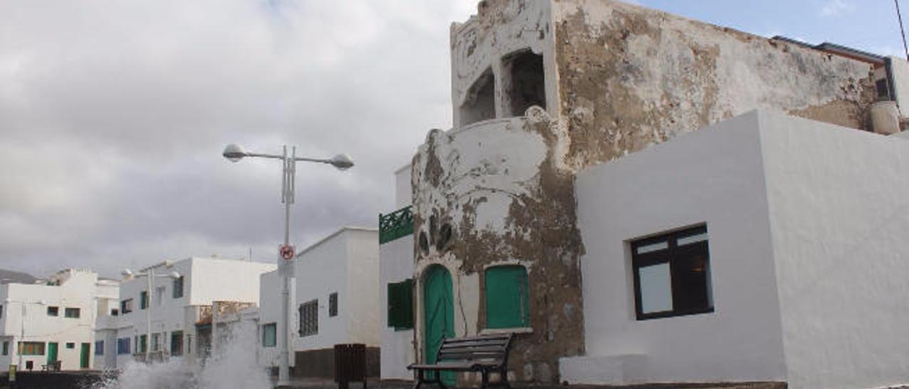 El fuerte oleaje baña la fachada de la casa modernista de La Caleta, en Lanzarote.