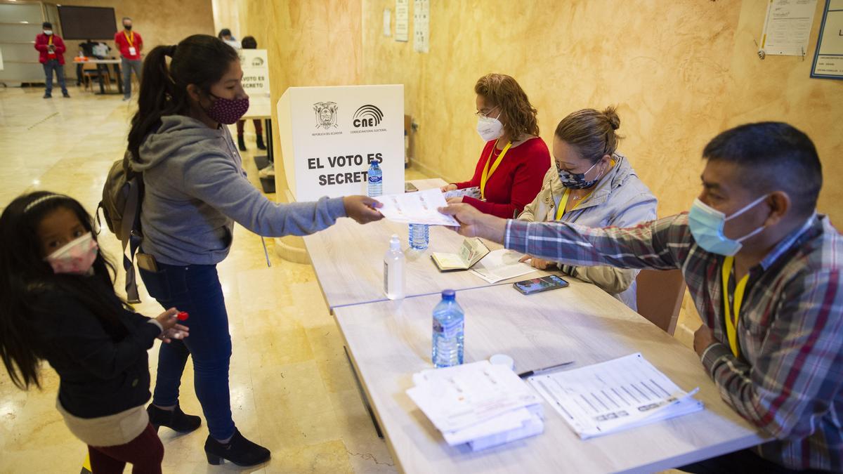 Los ecuatorianos residentes en la Región votan en la segunda vuelta de las elecciones de su país