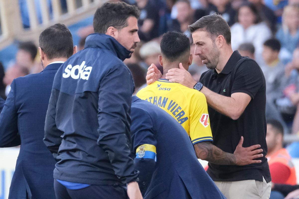 García dialoga de forma cómplice con Viera, tras retirarlo ante el Huesca, el pasado domingo en el Gran Canaria.