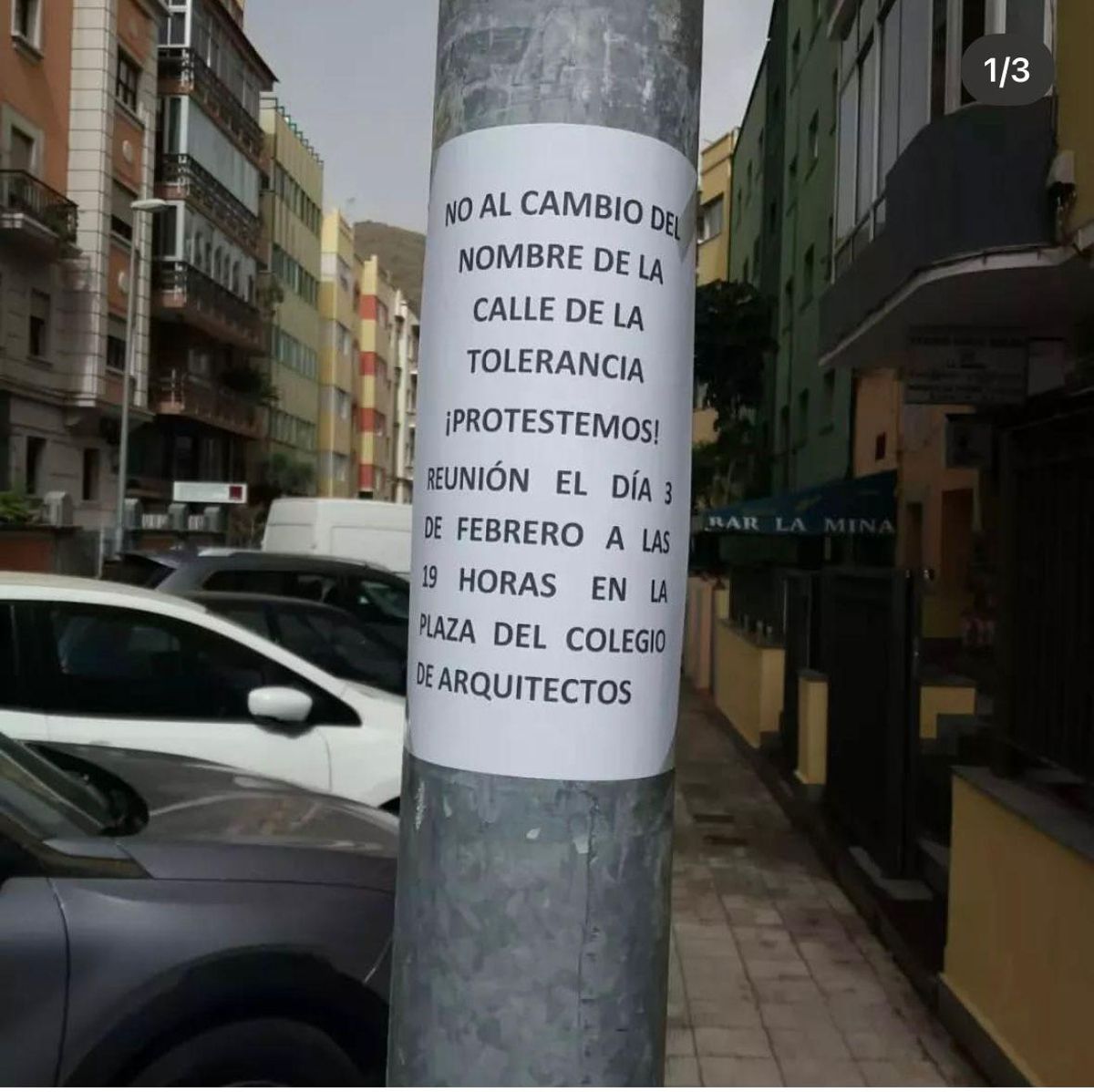 Un cartel convocando una reunión de vecinos disconformes con el cambio de nombre de la calle.