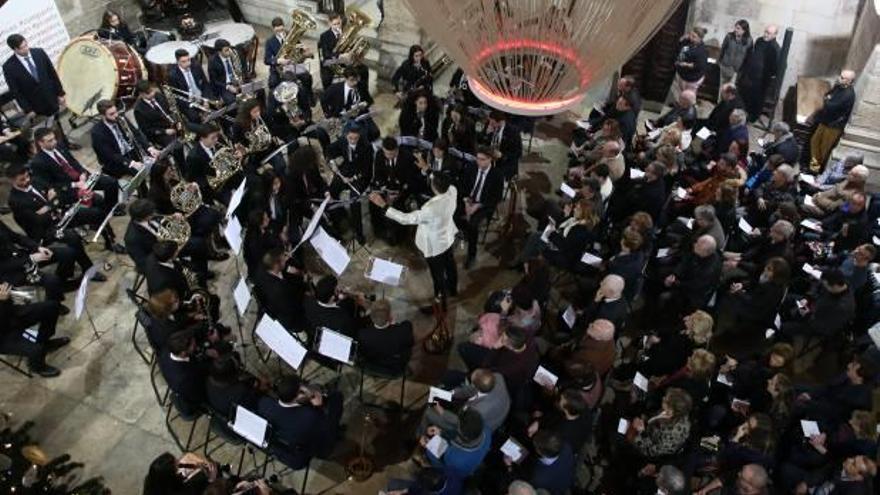 Vista aérea del momento de la actuación de la Banda Joven en el Palau de la Generalitat.