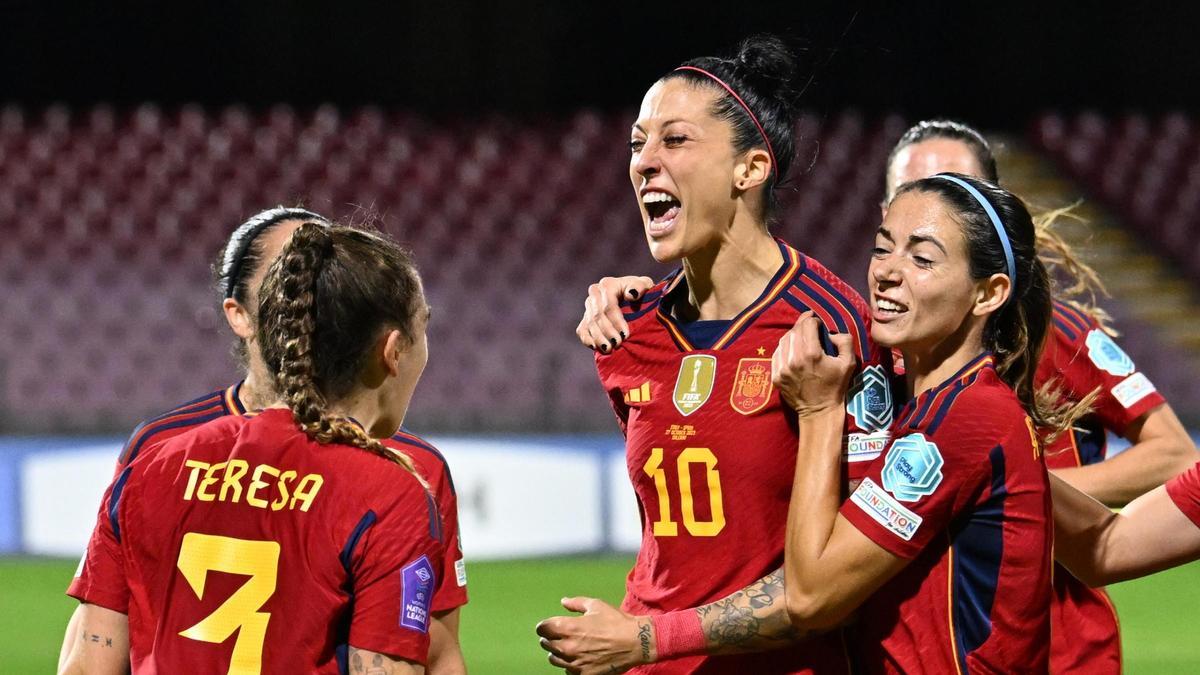 Jenni Hermoso celebra su gol ante Italia