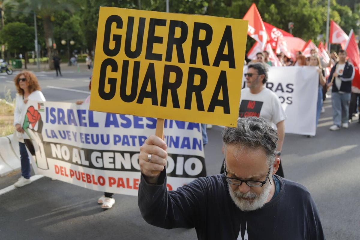 Una manifestación dice ‘No a la guerra’ en las calles de Córdoba