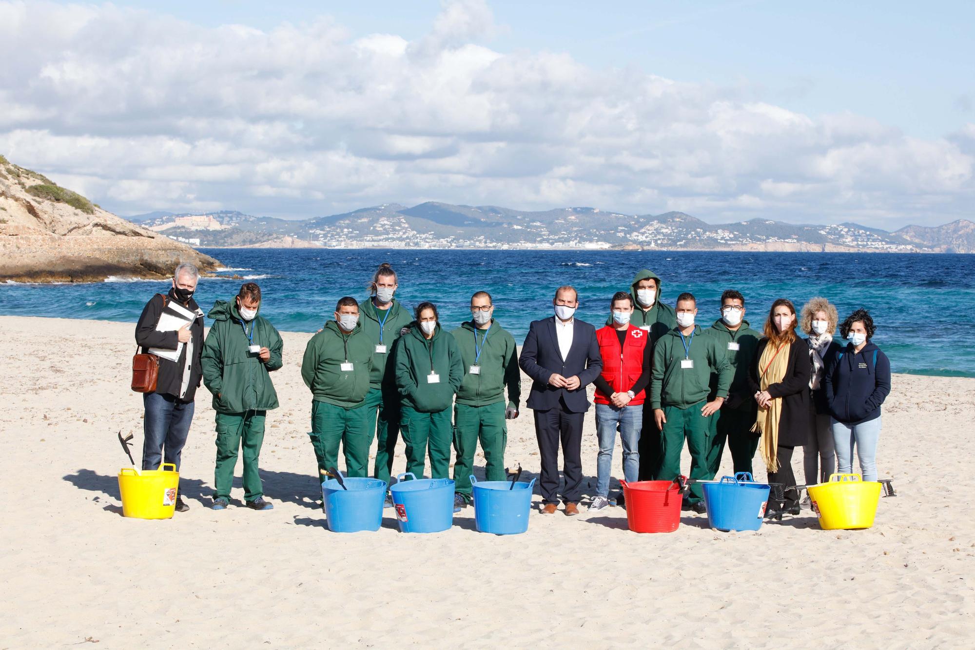 Limpieza de la playa de es Cavallet