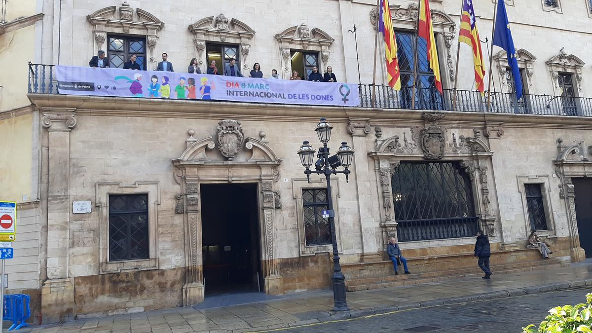 La pancarta ha sido colgada esta mañana en el balcón de Cort.