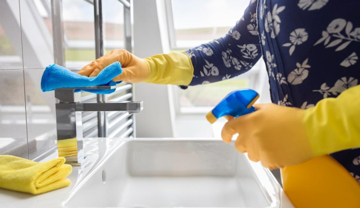 Diluye el vinagre con agua en una proporción de 1:1 y úsalo para limpiar y desinfectar superficies de la cocina y el baño.