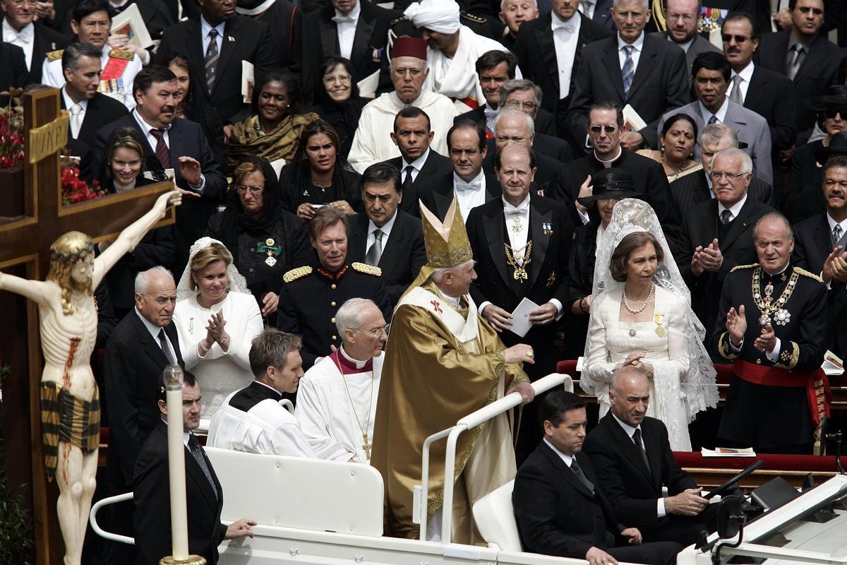 El papa Benedicto XVI, poco después de ser elegido para su cargo, pasa ante una delegación de representantes internacionales, entre ellos los reyes eméritos de España, durante su misa inaugural en la basílica de San Pedro, en El Vaticano, el 24 de abril del 2005.