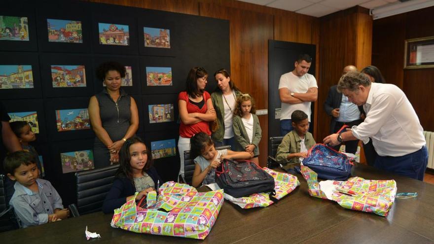 El alcalde obsequió a los niños saharauis con unas mochilas