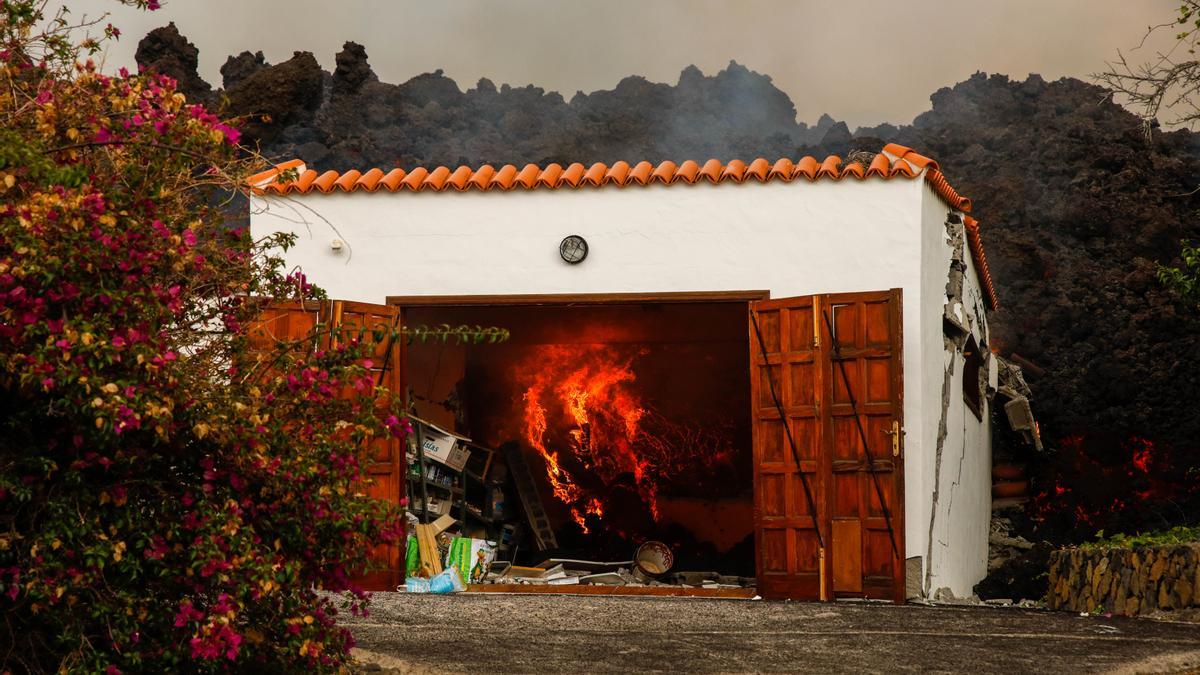 La lava del volcán destruye una casa de la zona de Los Llanos, a 20 de septiembre de 2021, en El Paso, La Palma