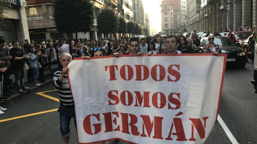 &quot;¡Justicia para Germán!&quot;, clama Gijón en un acto de apoyo a la familia del agredido en Fomento