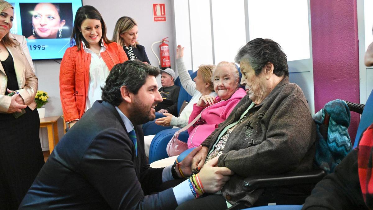 El presidente regional, Fernando López Miras, habla con un grupo de mayores.