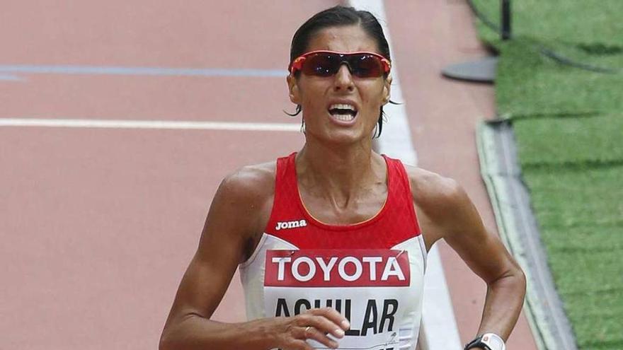 Alessandra Aguilar fue una de las deportistas que mejor transmitió el enorme sufrimiento que supone el maratón. Acabó rota por el dolor y la tristeza. // Efe