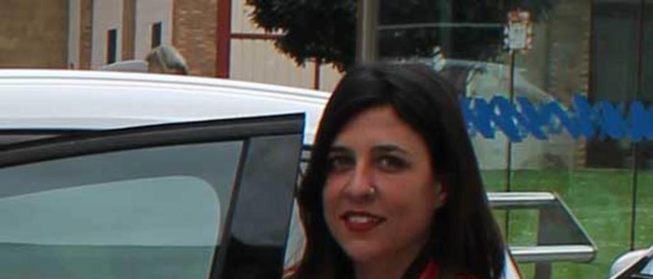 Sofía Viesca, junto a su taxi en la parada de Lugones.