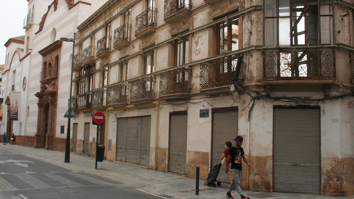 Fachada ‘apeada’ de un inmueble junto al conjunto monumental de Santo Domingo.