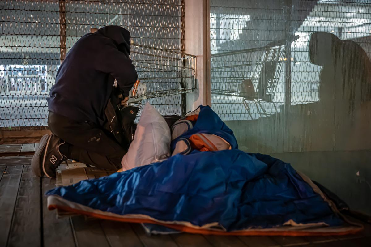 En la operación frío de Barcelona, El Periódico acompaña un equipo de educadores sociales que convencen a las personas sin hogar para refugiarse en las 262 camas extras habilitadas este fin de semana