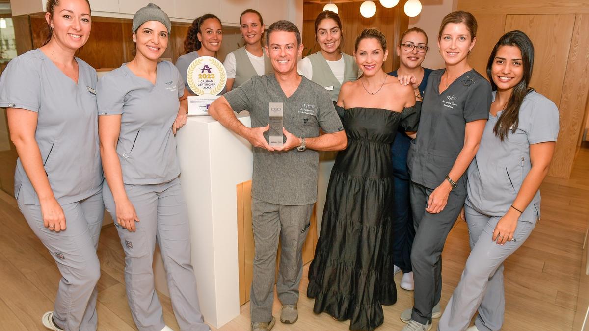 Guillermo Valderrama, su esposa Claudia (d.) posan junto al equipo de la clínica en la capital grancanaria.